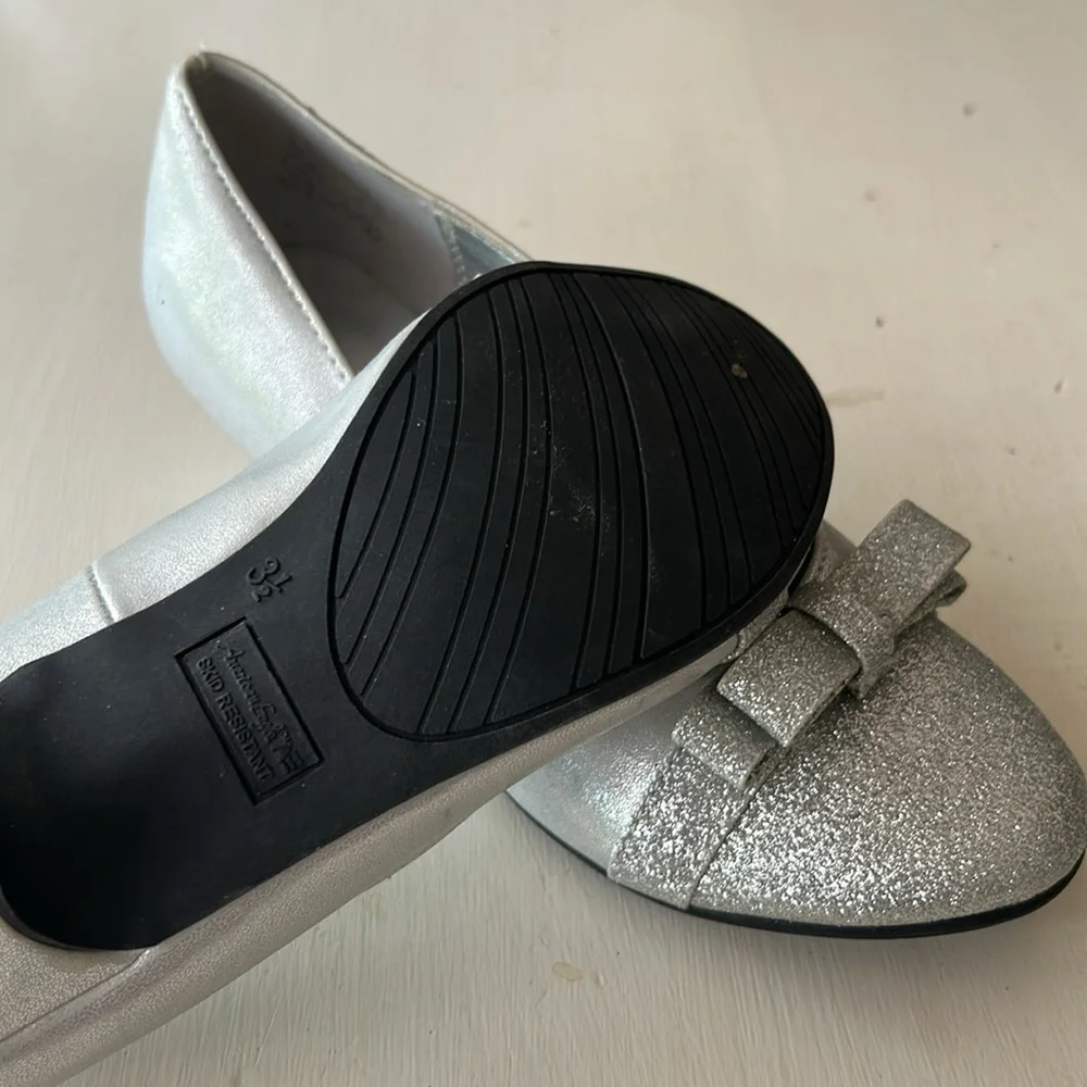 American Eagle Outfitters low heel silver/metallic bow girls shoes size 3.5
